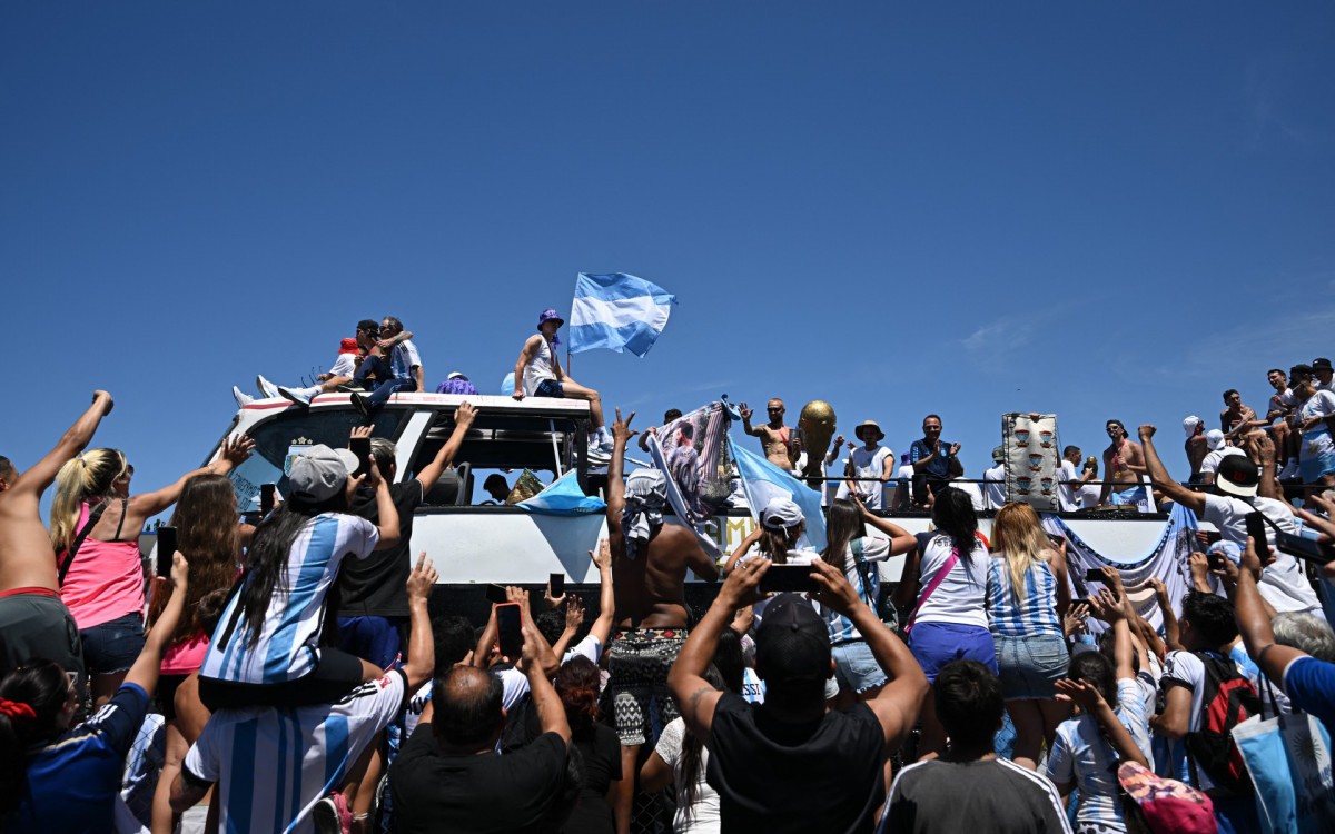 Multid&atilde;o lotou as ruas de Buenos Aires para receber a sele&ccedil;&atilde;o argentina ap&oacute;s conquista da Copa do Mundo