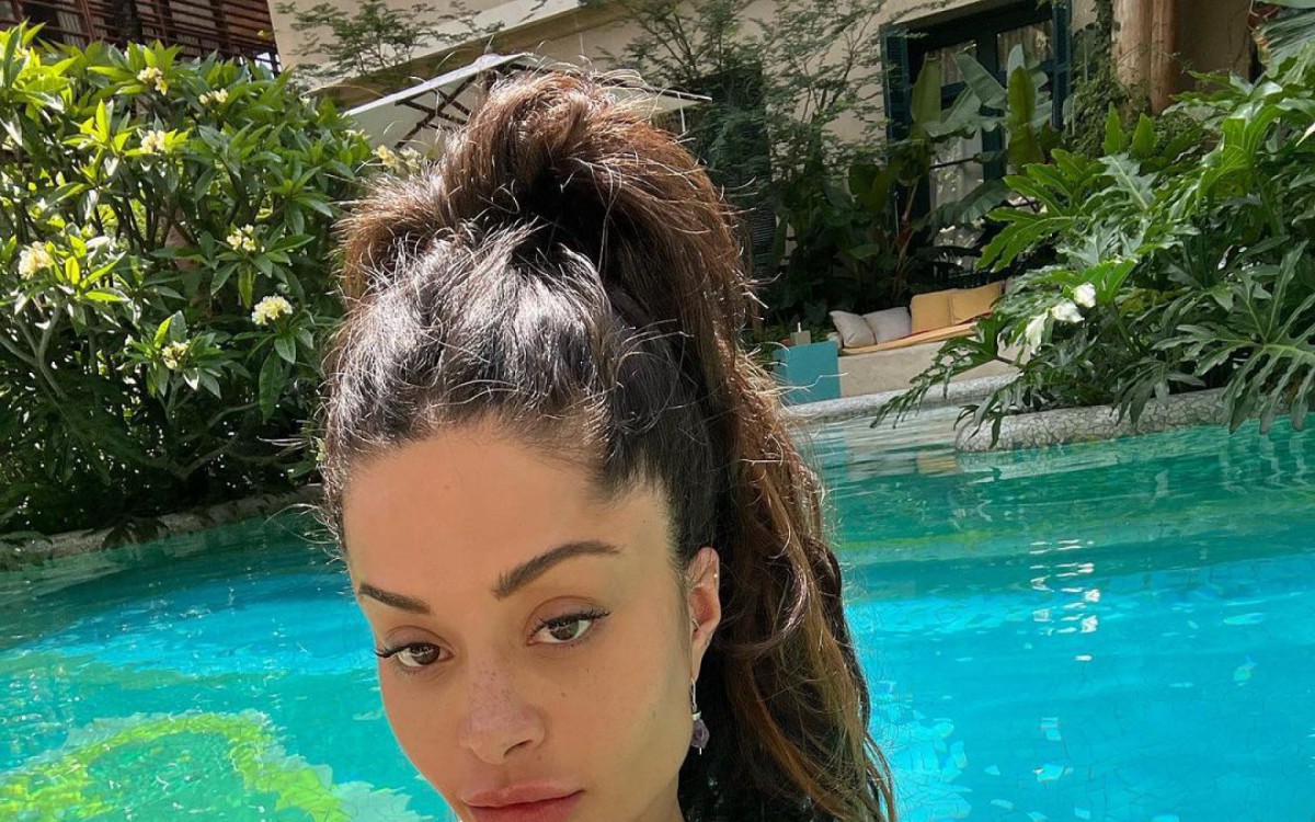 Aline Campos posa de biquini e rosto sem make