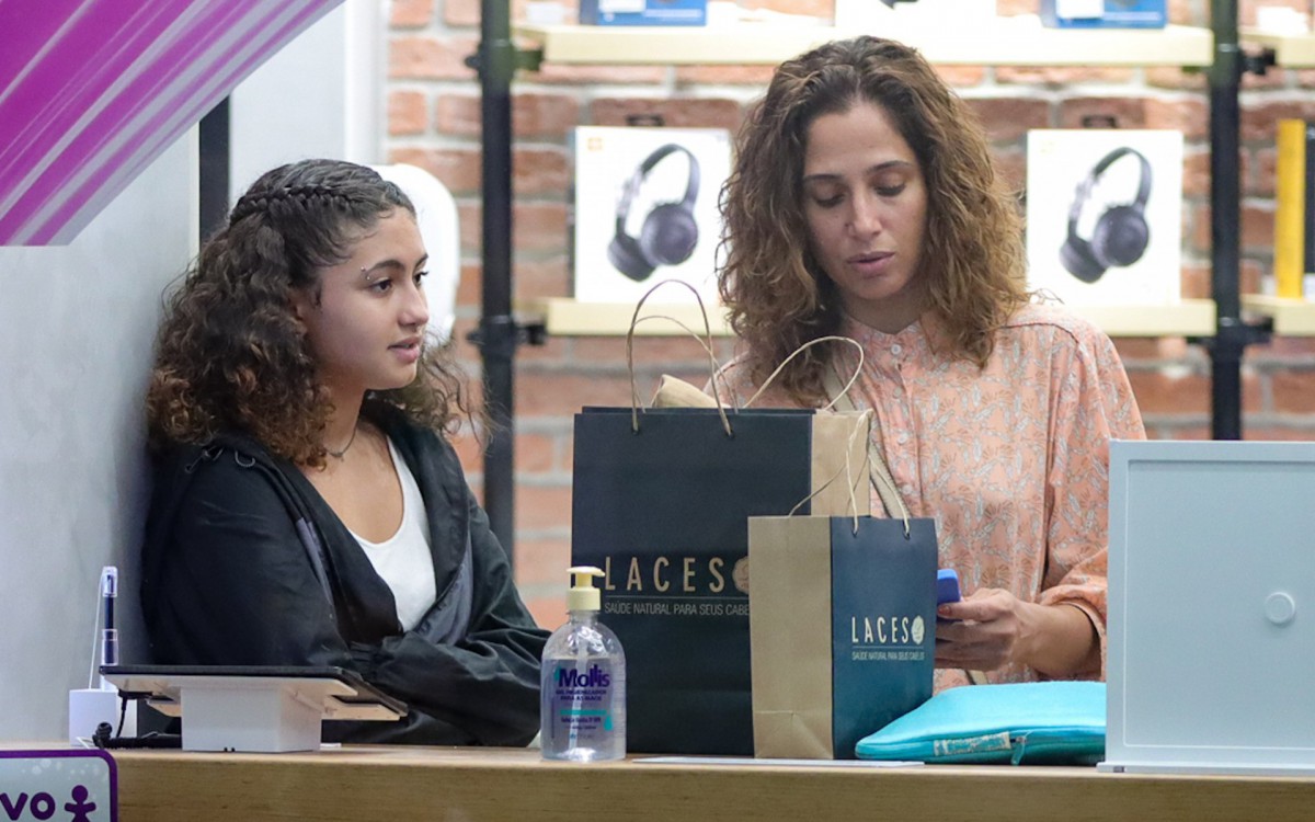 Camila Pitanga passeia no shopping com a filha Antonia na noite desta segunda-feira