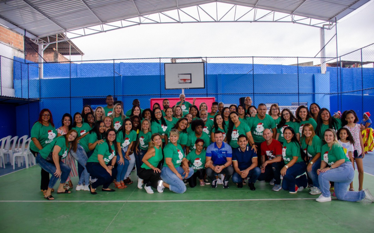 Todo o grupo reunido da Escola Benigno Ribeiro com o prefeito Abraãozinho e a vice Flávio Duarte, que prestigiaram a ação social
