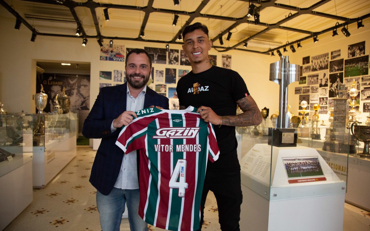 Vitor Mendes esteve nas Laranjeiras para se encontrar com o presidente do Fluminense, M&aacute;rio Bittencourt, e assinar o contrato