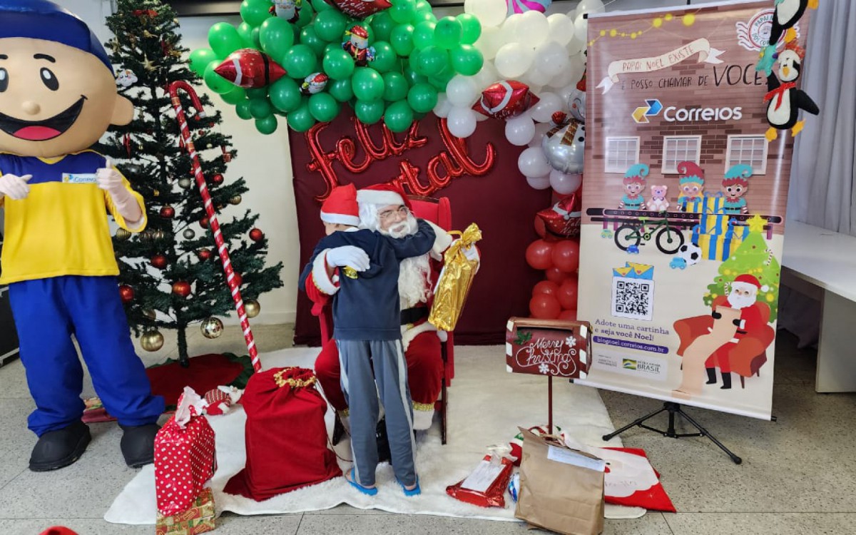 Crian&ccedil;as presenteadas s&atilde;o moradoras de Nova Bras&iacute;lia e alunas da oficina gratuita 'Cartinhas ao Papai Noel: do Pombo Correio ao WhatsApp',