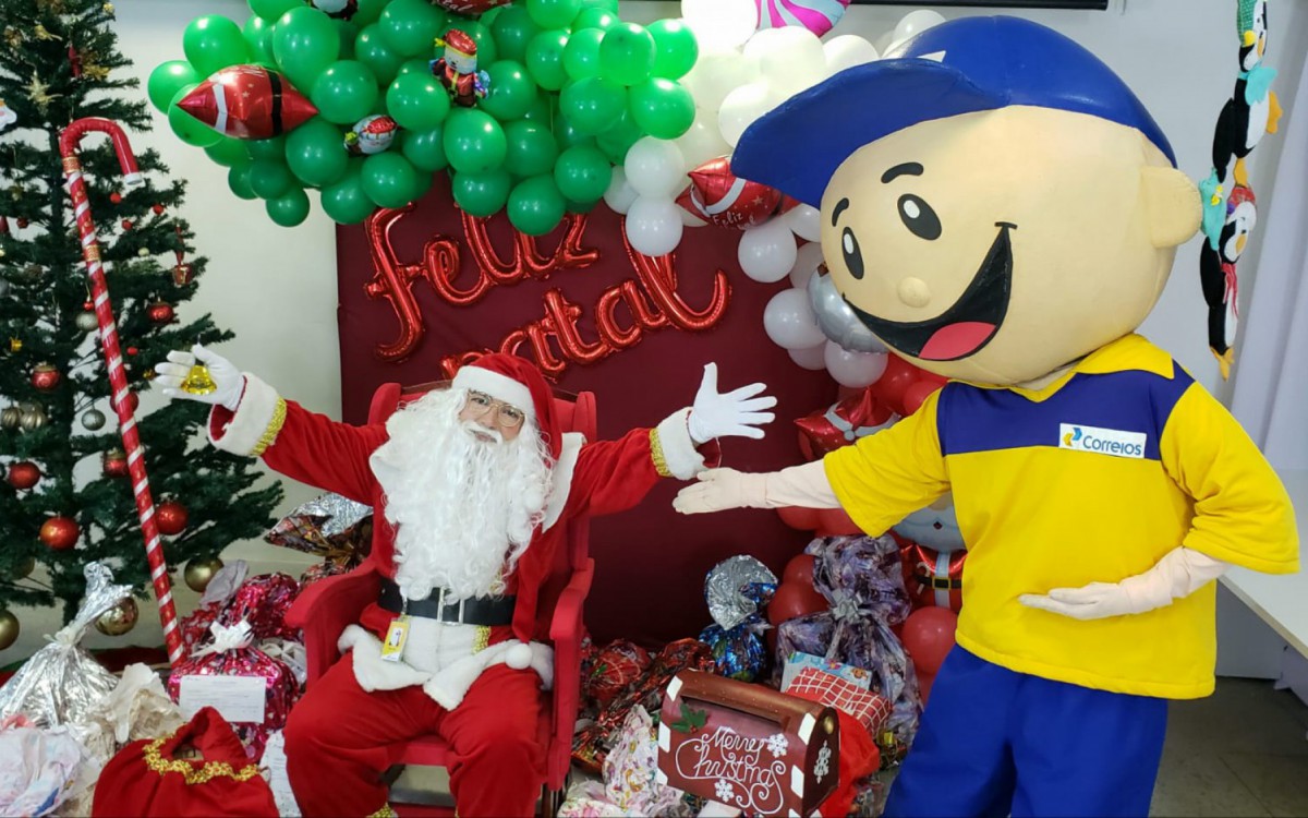 Alunos da Nave foram surpreendidos com a presen&ccedil;a do Papai Noel dos Correios, que entregou presentes 
