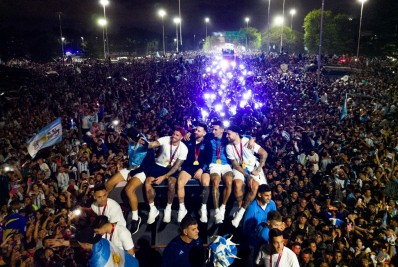Jogadores da Argentina desembarcam sob festa de milhares de pessoas