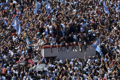 Oito pessoas ficam feridas durante desfile dos jogadores da Argentina em Buenos Aires