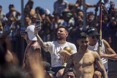 Messi agradece apoio da torcida e dedica título da Copa para Maradona: 'Torceu pela gente no céu'