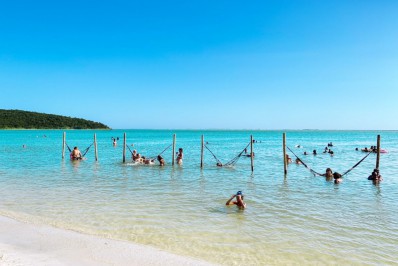 Praia do Ubás, em Iguaba Grande, passa por inspeção mirando Bandeira Azul