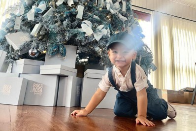 Filho de Bianca Andrade exala fofura ao posar combinando com árvore de natal