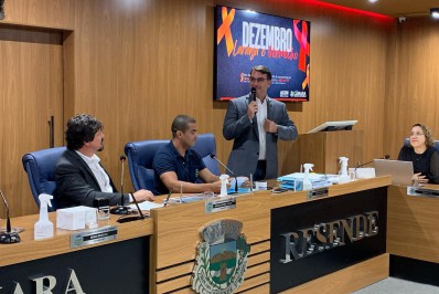 Flávio Bolsonaro recebe homenagem da Câmara de Resende