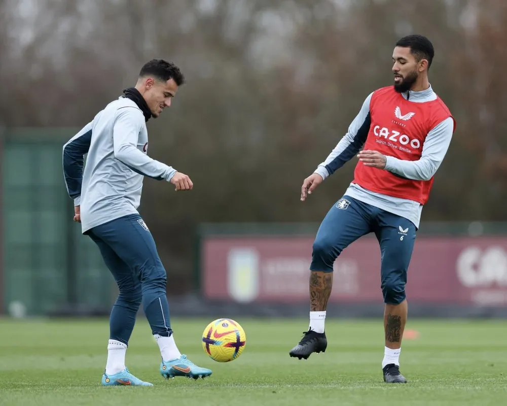 Douglas Luiz publica foto com Coutinho e manda recado para a torcida do Vasco: 'Já já estamos voltando'