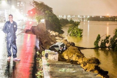 Carro é 'engolido' por cratera em Campos dos Goytacazes