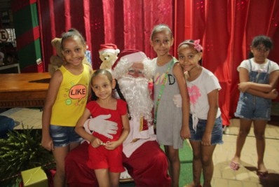 Natal das Crianças reúne mais de duas mil pessoas em espaço público e é marcado por muita emoção