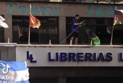 Argentino arranca bandeira do Brasil de mastro durante festa pelo tri da Copa; veja vídeo