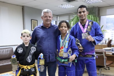 Prefeito de Niterói recebe jovens atletas medalhistas de jiu-jitsu