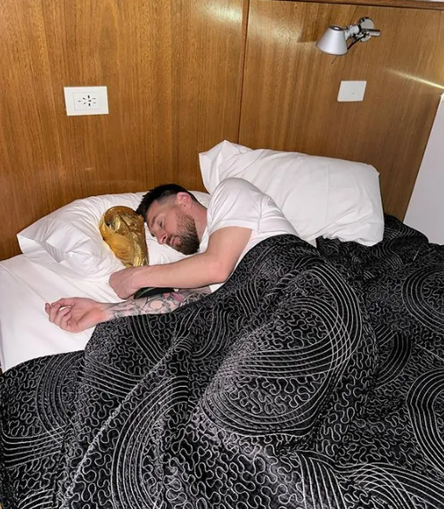 Na Argentina, Messi posta fotos na cama com taça da Copa do Mundo