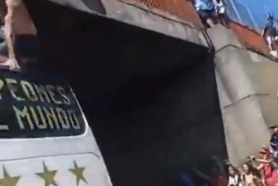 Torcedor tenta pular em ônibus da seleção argentina e acaba caindo de viaduto; veja vídeo