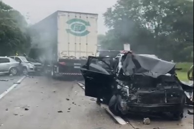 Grave acidente na descida da Serra deixa 7 pessoas feridas