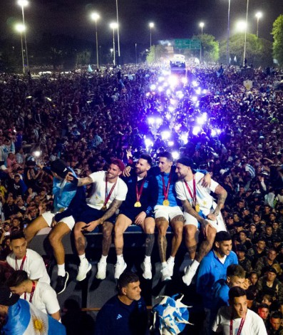 Jogadores da Argentina desembarcaram em Buenos Aires de madrugada e foram recepcionados por milhares de pessoas