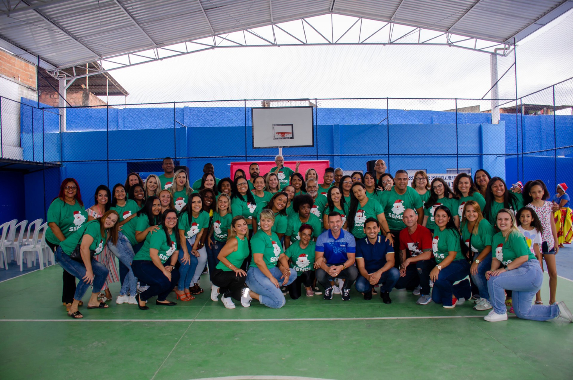 Todo o grupo reunido da Escola Benigno Ribeiro com o prefeito Abraãozinho e a vice Flávio Duarte, que prestigiaram a ação social - Divulgação / PMN