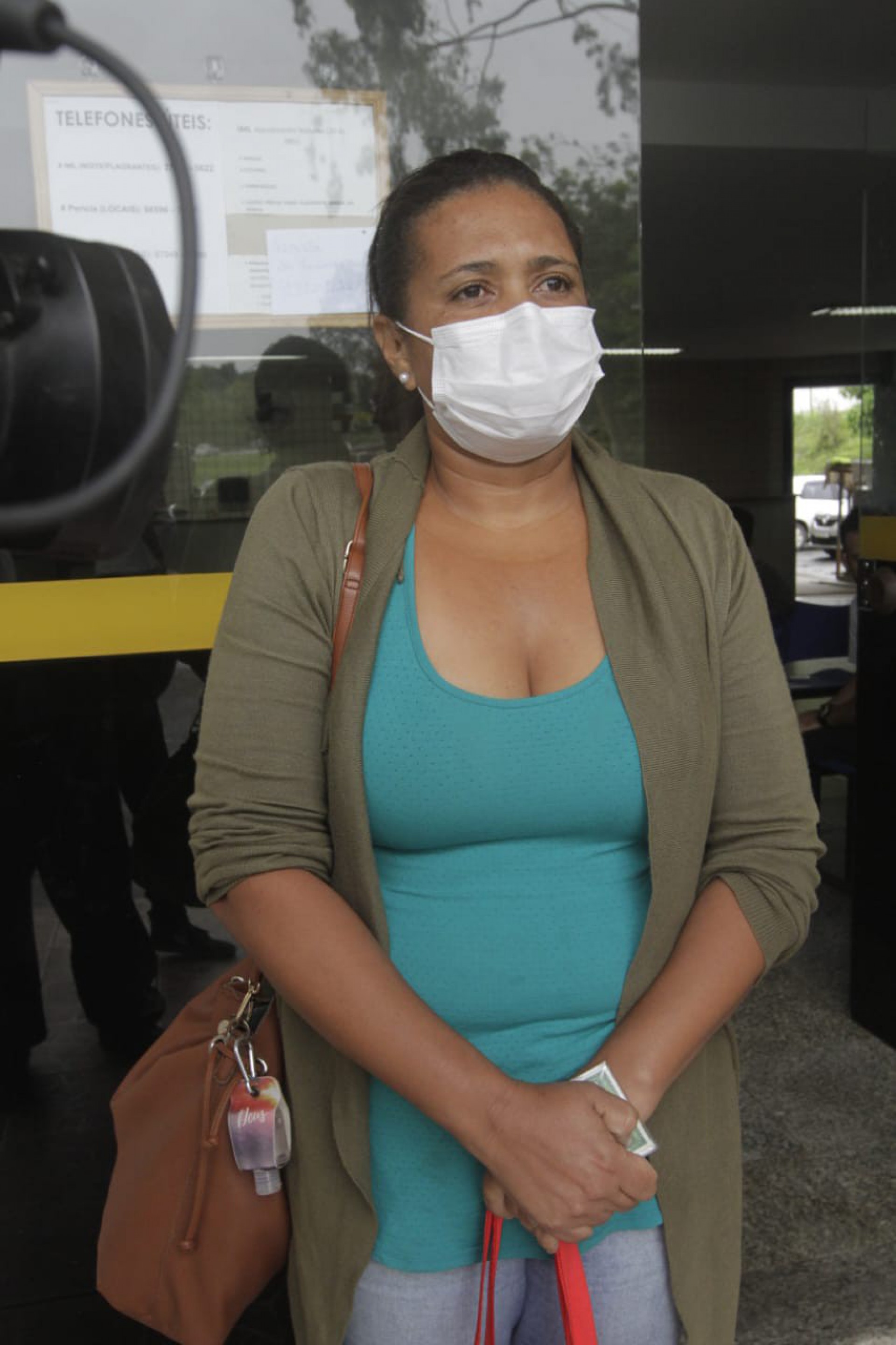 Daniele Barros de Almeida esteve no IML de Tribobó para liberar o corpo do pai, Geraldo de Almeida - Marcos Porto/Agência O Dia