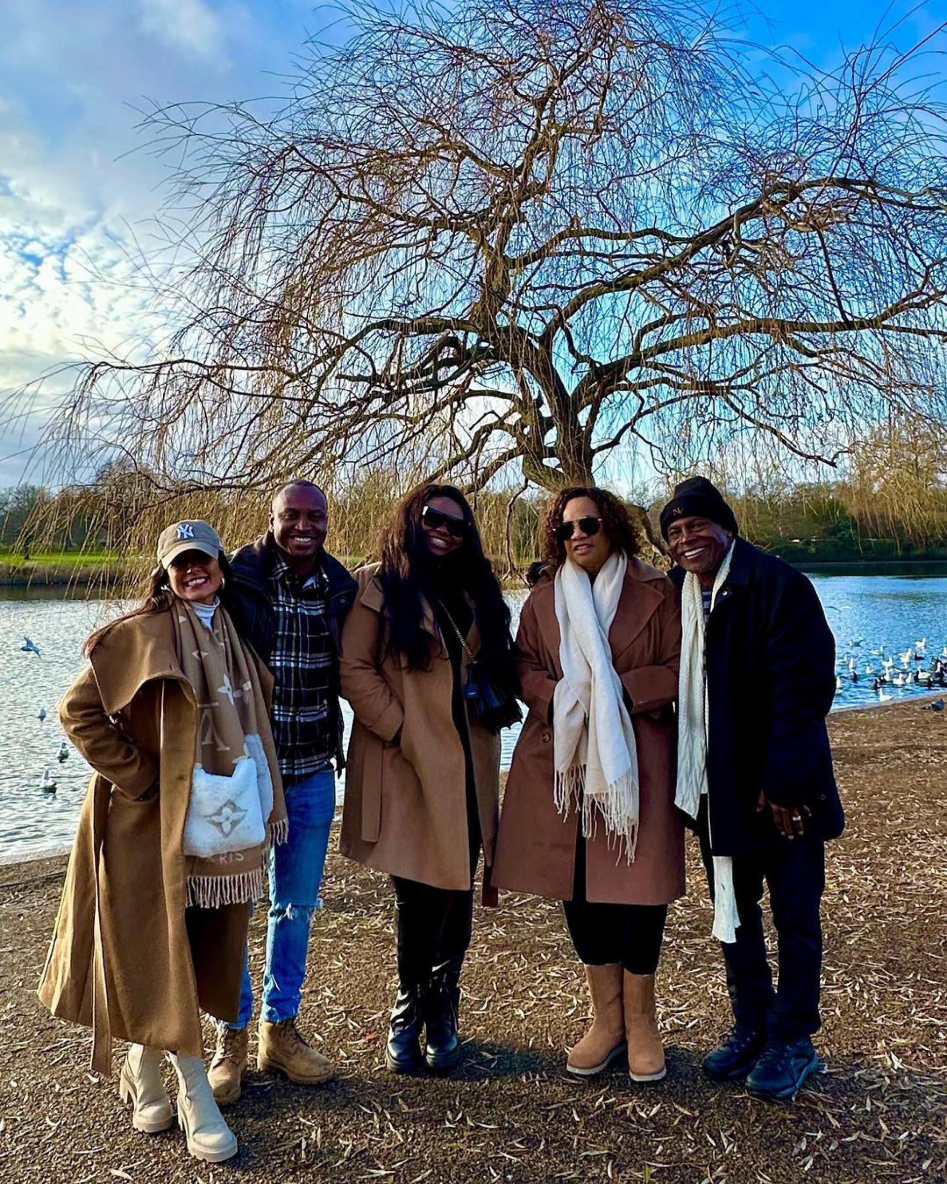 Thiaguinho com sua família e Carol Peixinho em Londres - Reprodução Internet