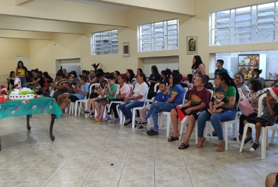 Chegada no Papai Noel no CRAS Meudon anima crianças e adultos