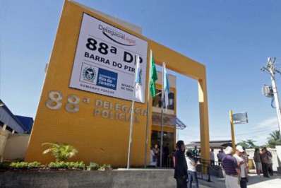 Homem é preso após torturar e esfaquear companheira em Barra do Piraí