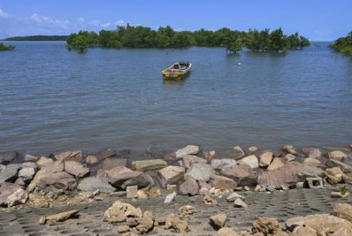 Australiano é encontrado vivo após naufragar em região cheia de tubarões e crocodilos