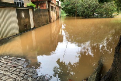 Rio Itqabapoana volta a ultrapassar a cota normal, transborda, mas situação já é de normalidade