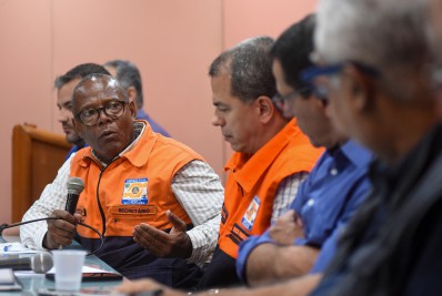 Vinte toneladas de lixo são retiradas de bueiros e teriam contribuído para alagamentos 