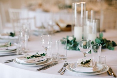 Mesa posta: toalhas, pratos e talheres para o Natal e Virada de Ano