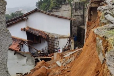 Deslizamento de terra atinge residência em Maricá