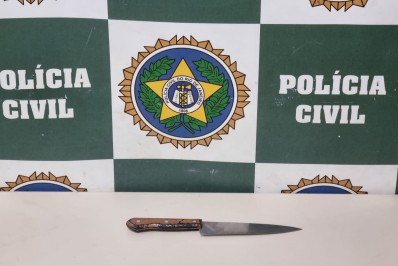 Homem é preso por torturar mulher com faca