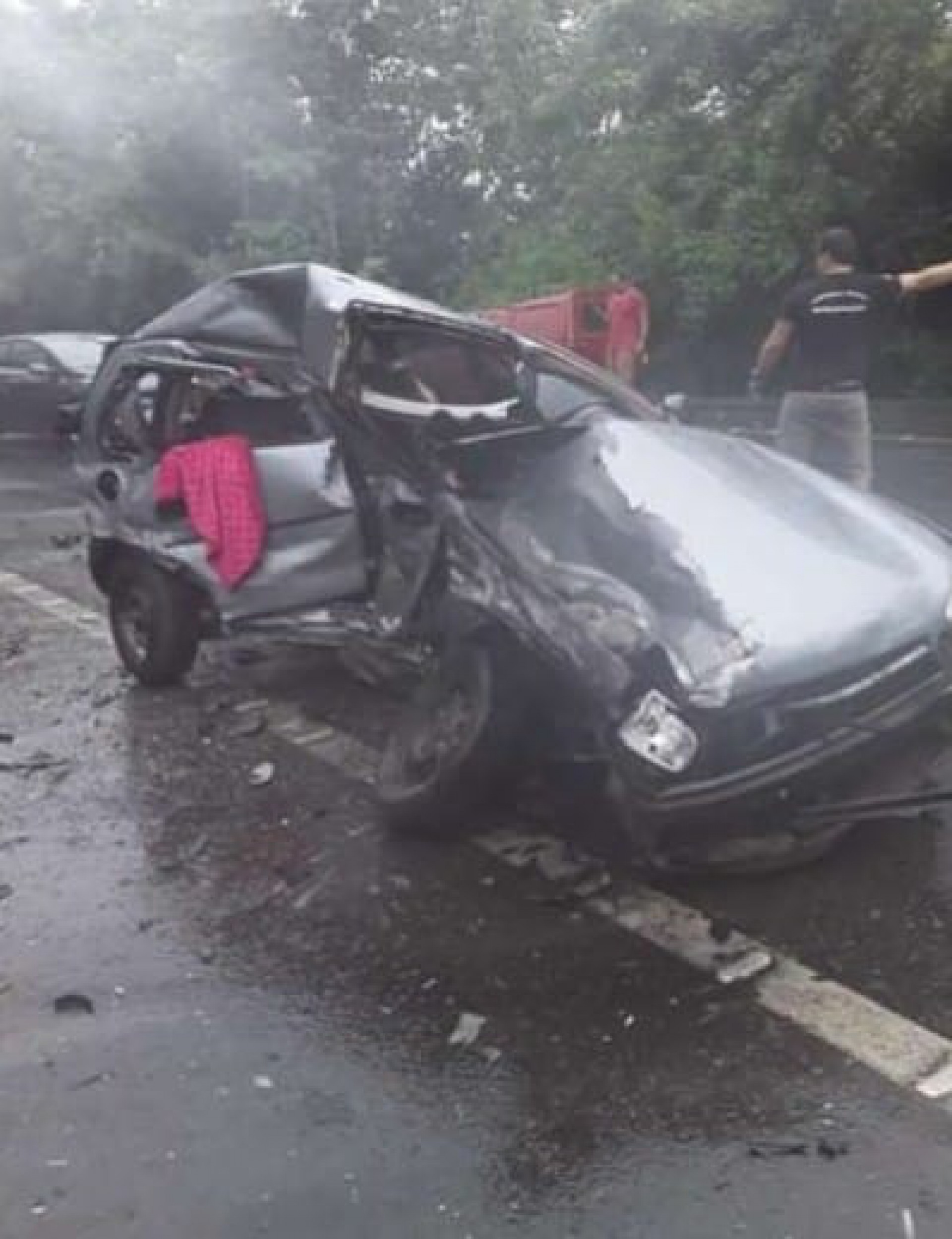 Um dos ve&iacute;culos envolvidos no acidente na BR 101 em Paraty