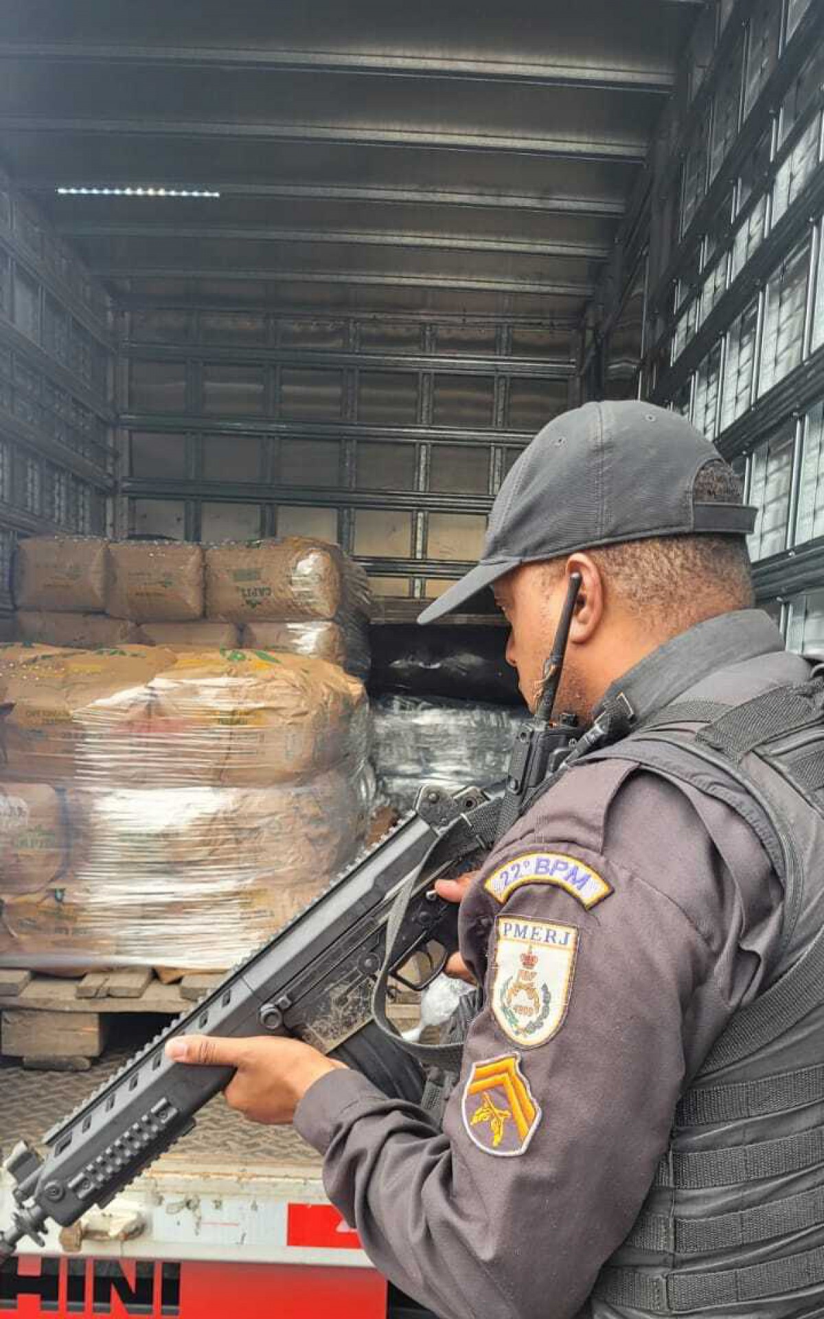 A carga de caf&eacute; que era transportada, avaliada em aproximadamente R$ 34 mil, foi recuperada pelos agentes