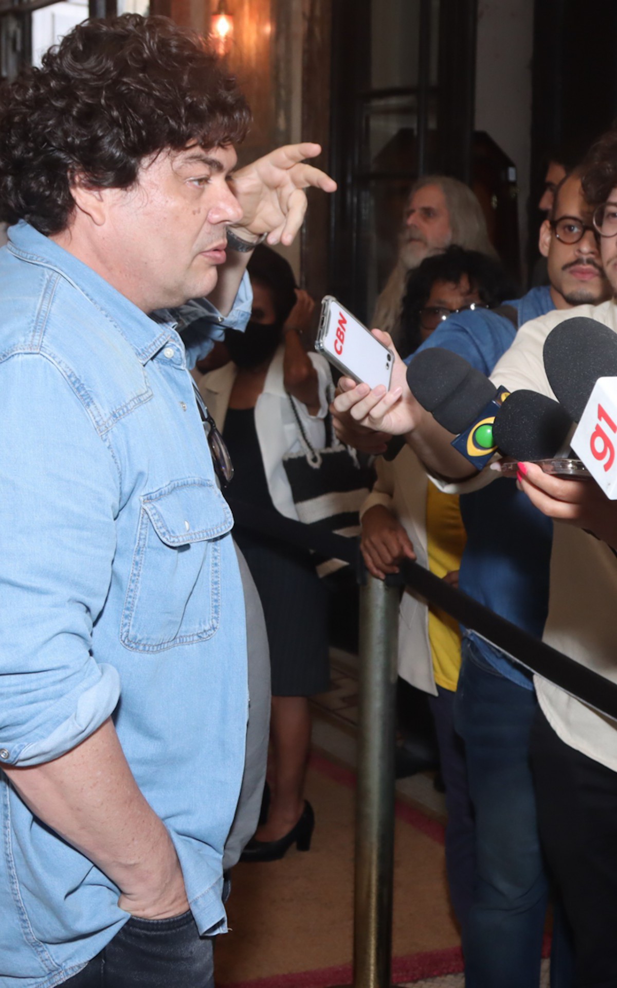 O diretor Fernando Philbert no vel&oacute;rio de Pedro Paulo Rangel