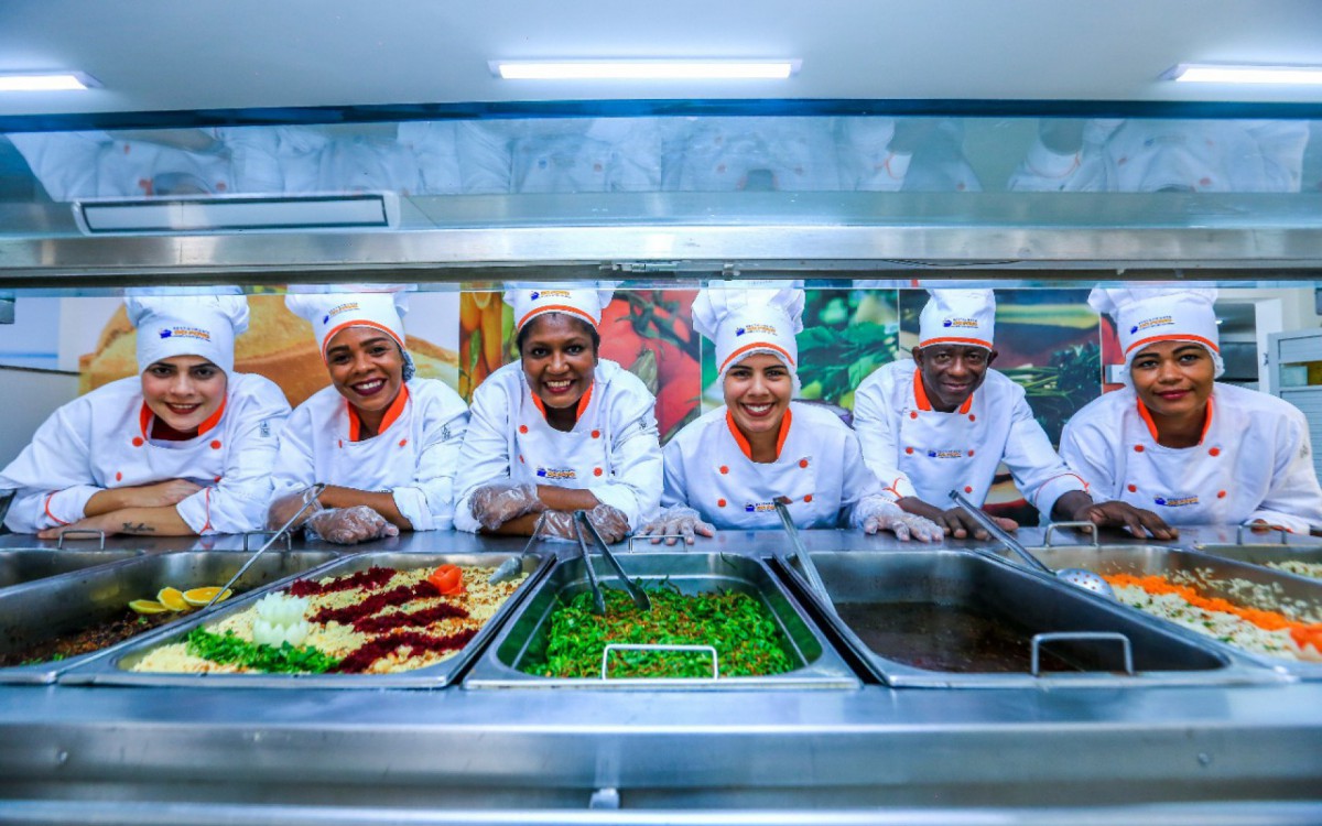 Equipe do Restaurante do Povo come&ccedil;ar&aacute; a trabalhar cedo para preparar a deliciosa comida de final de ano
