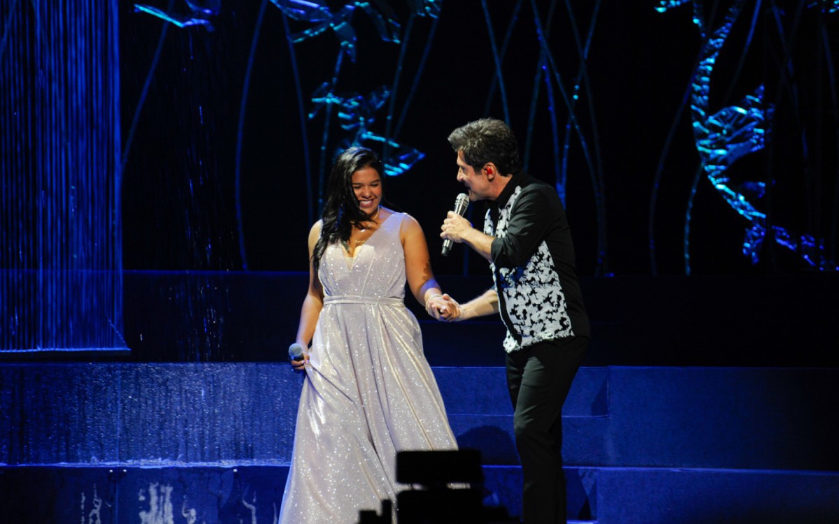 Daniel canta com Jessica Renata dos Reis, filha de Jo&atilde;o Paulo, na grava&ccedil;&atilde;o de seu DVD em comemora&ccedil;&atilde;o aos 40 anos de carreira
