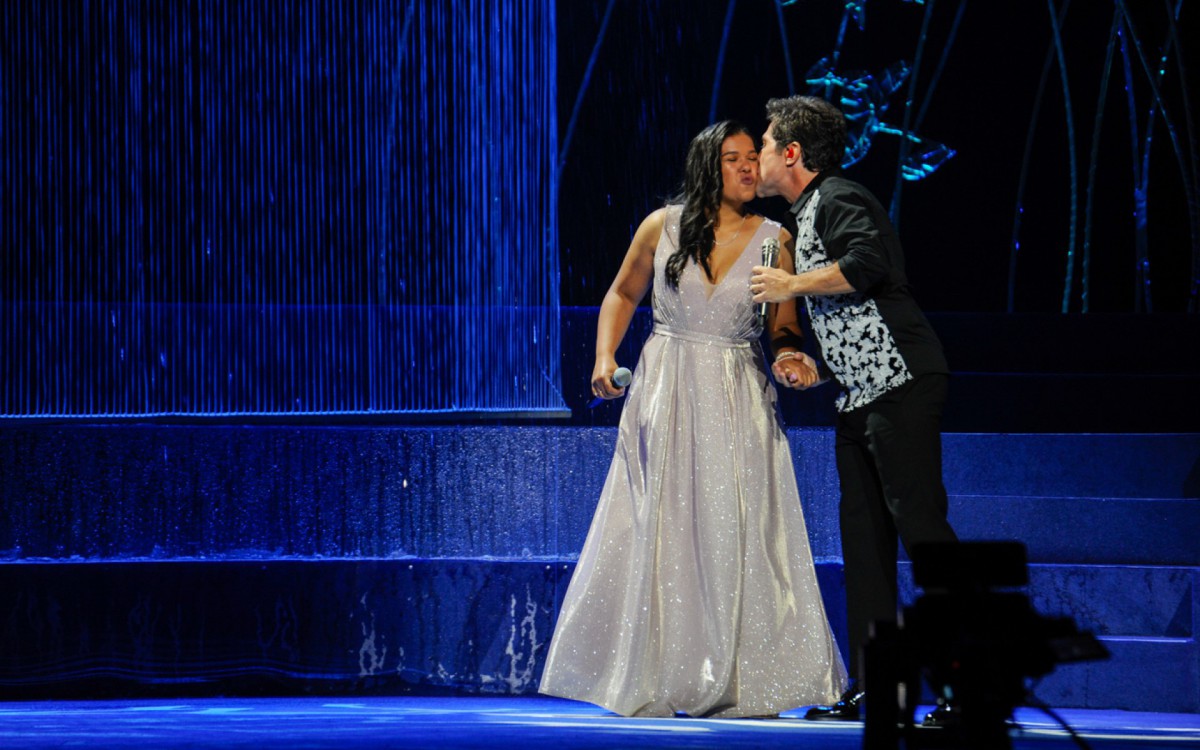 Daniel canta com Jessica Renata dos Reis, filha de Jo&atilde;o Paulo, na grava&ccedil;&atilde;o de seu DVD em comemora&ccedil;&atilde;o aos 40 anos de carreira
