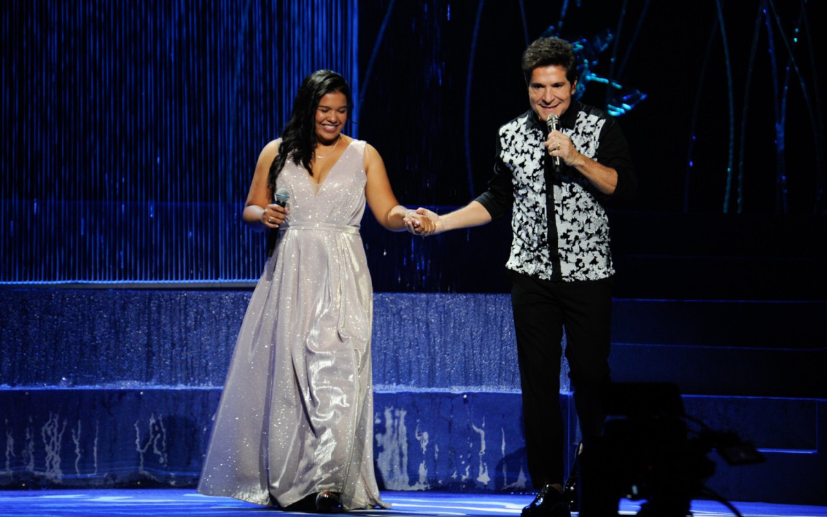 Daniel canta com Jessica Renata dos Reis, filha de Jo&atilde;o Paulo, na grava&ccedil;&atilde;o de seu DVD em comemora&ccedil;&atilde;o aos 40 anos de carreira