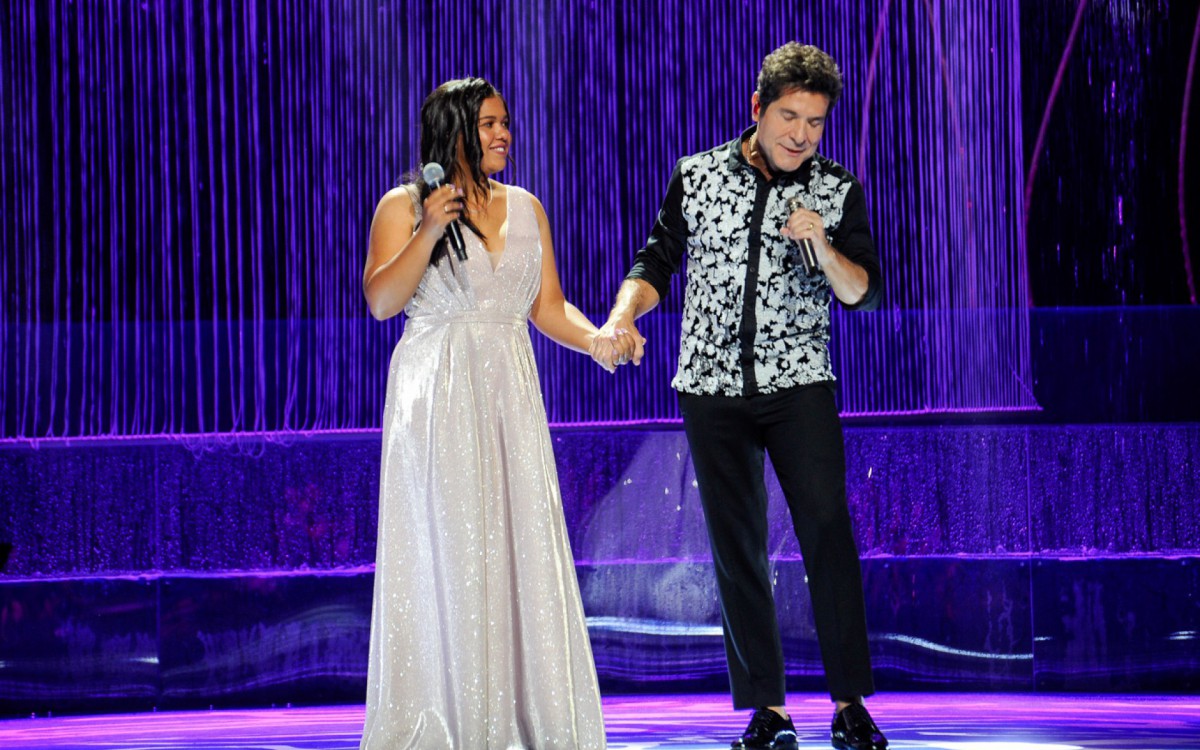 Daniel canta com Jessica Renata dos Reis, filha de Jo&atilde;o Paulo, na grava&ccedil;&atilde;o de seu DVD em comemora&ccedil;&atilde;o aos 40 anos de carreira