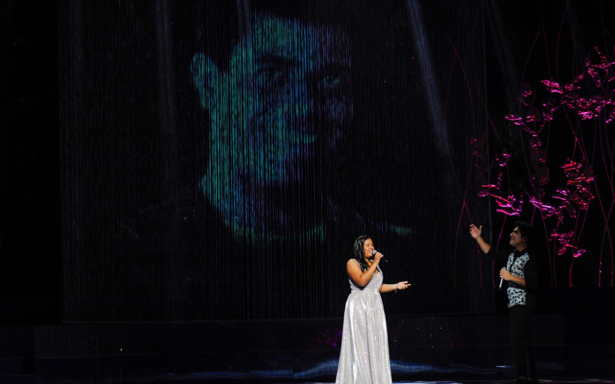 Daniel canta com Jessica Renata dos Reis, filha de Jo&atilde;o Paulo, na grava&ccedil;&atilde;o de seu DVD em comemora&ccedil;&atilde;o aos 40 anos de carreira