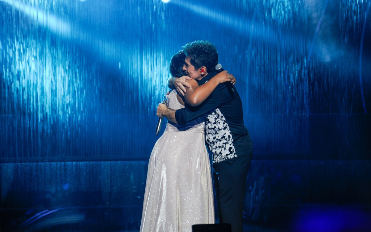Daniel canta com Jessica Renata dos Reis, filha de Jo&atilde;o Paulo, na grava&ccedil;&atilde;o de seu DVD em comemora&ccedil;&atilde;o aos 40 anos de carreira