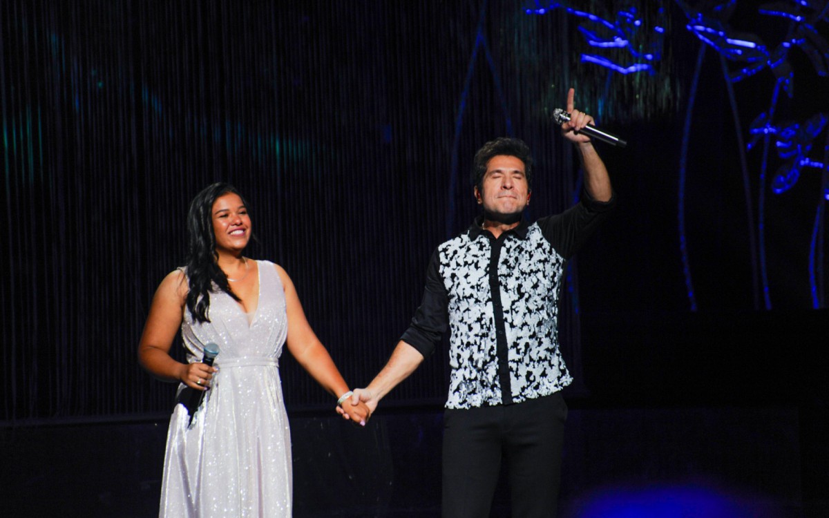 Daniel canta com Jessica Renata dos Reis, filha de Jo&atilde;o Paulo, na grava&ccedil;&atilde;o de seu DVD em comemora&ccedil;&atilde;o aos 40 anos de carreira
