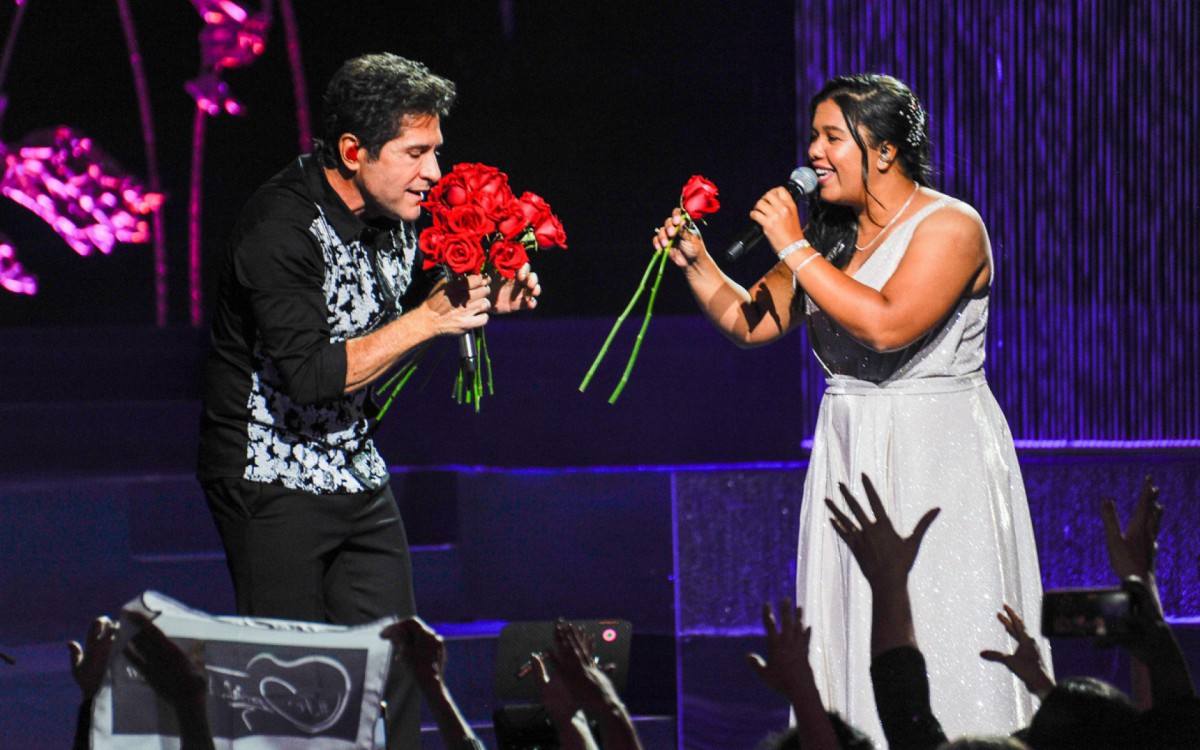 Daniel canta com Jessica Renata dos Reis, filha de Jo&atilde;o Paulo, na grava&ccedil;&atilde;o de seu DVD em comemora&ccedil;&atilde;o aos 40 anos de carreira