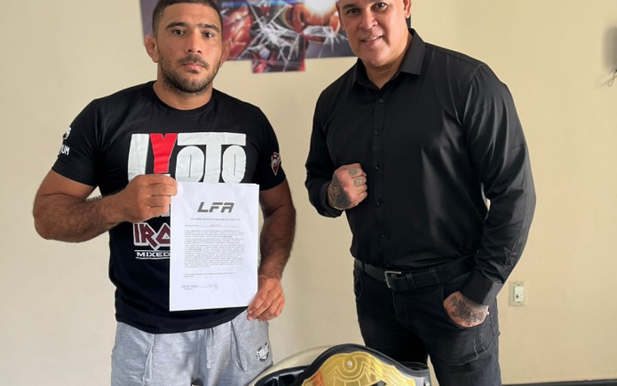 Eduardo Camelo assina contrato com o LFA ao lado de Iron Tomaz
