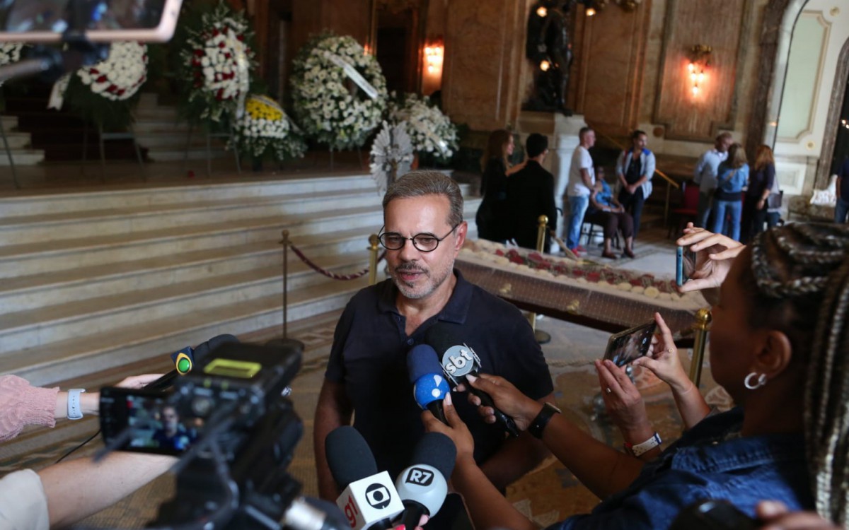 Lilia Cabral no vel&oacute;rio de Pedro Paulo Rangel no Theatro Municipal, no Centro do Rio, nesta quinta-feira