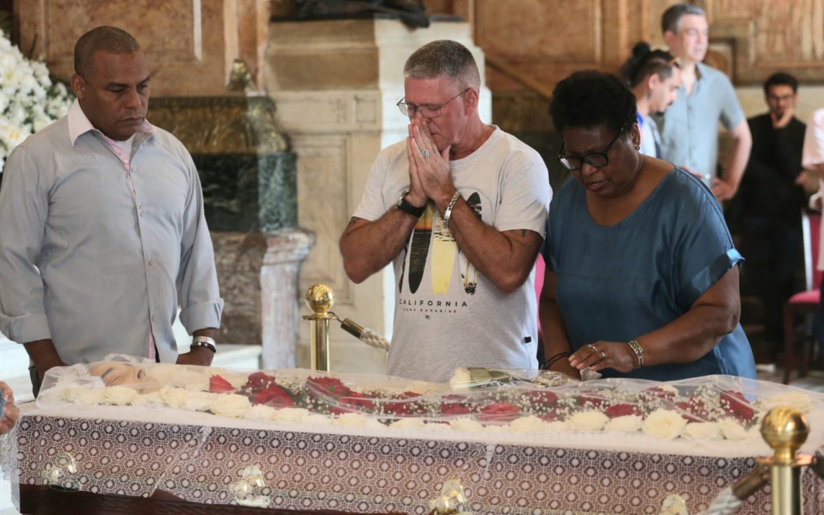 Amigos, familiares e f&atilde;s se despedem de Pedro Paulo Rangel em vel&oacute;rio no Theatro Municipal, no Centro do Rio, nesta quinta-feira