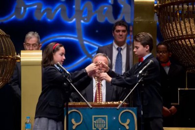 Peruana desempregada fatura super prêmio em loteria de Natal