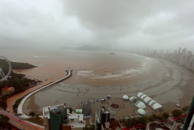 Chuvas deixam valas em praia alargada de Balneário Camboriú